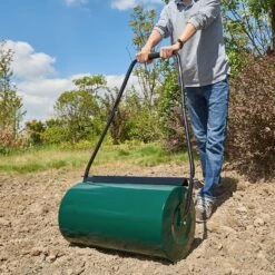 Juskys Garten Rasenwalze Fritz Aus Metall Befüllbar Mit 48L Wasser / Sand – Inkl. Schmutzabweiser 13 Juskys Garten Rasenwalze Fritz Aus Metall Befüllbar Mit 48L Wasser / Sand – Inkl. Schmutzabweiser -OUTSUNNY Shop 8600348200 51684837 prod 006